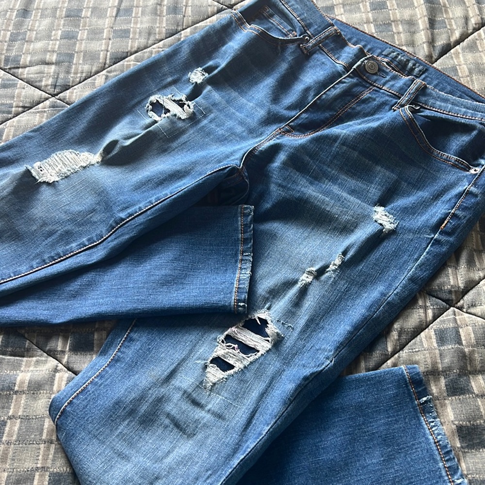 Aeropostale medium blue ripped jeans. Front and back pockets, ankle length.